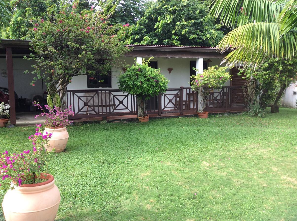 Le Bungalow Des Bougainvilliers Ducos Exterior photo